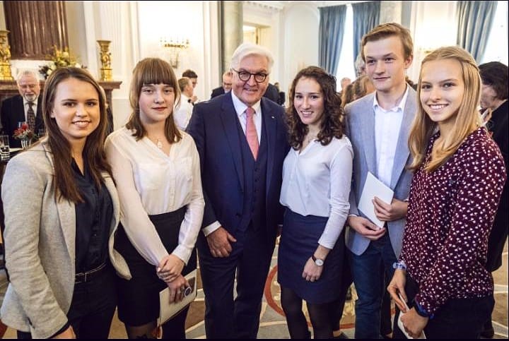 Politik: Schüler mit Frank-Walter Steinmeier