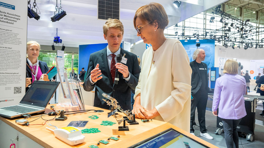 Amon Schumann mit Bundesbildungsministerin Bettina Stark-Watzinger